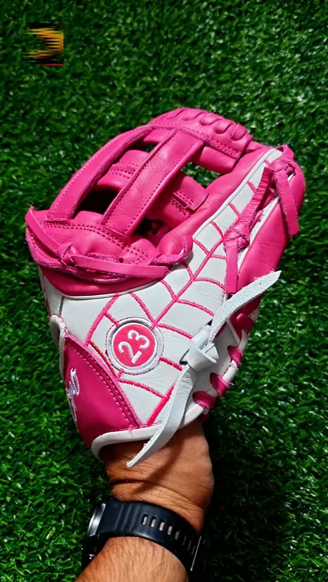 Clean web design paired with top-tier leather. A fresh look that looks just as good as it performs on gameday. 🕸️👌DeOro Sports
Custom yours now at deorosports.com#deorosports #customgloves #baseball #softball #fastpitch